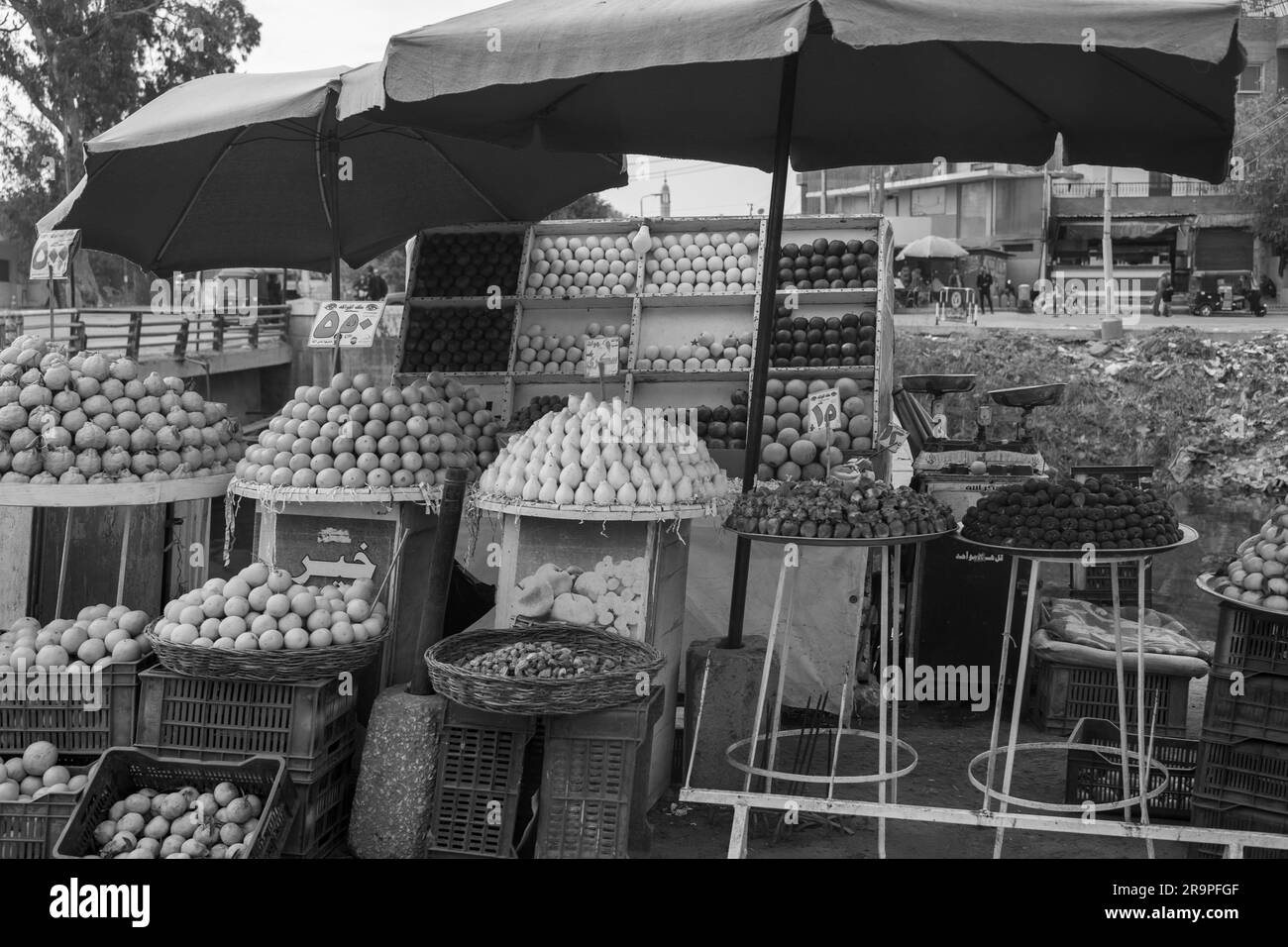 Una bancarella di frutta in bianco e nero Foto Stock