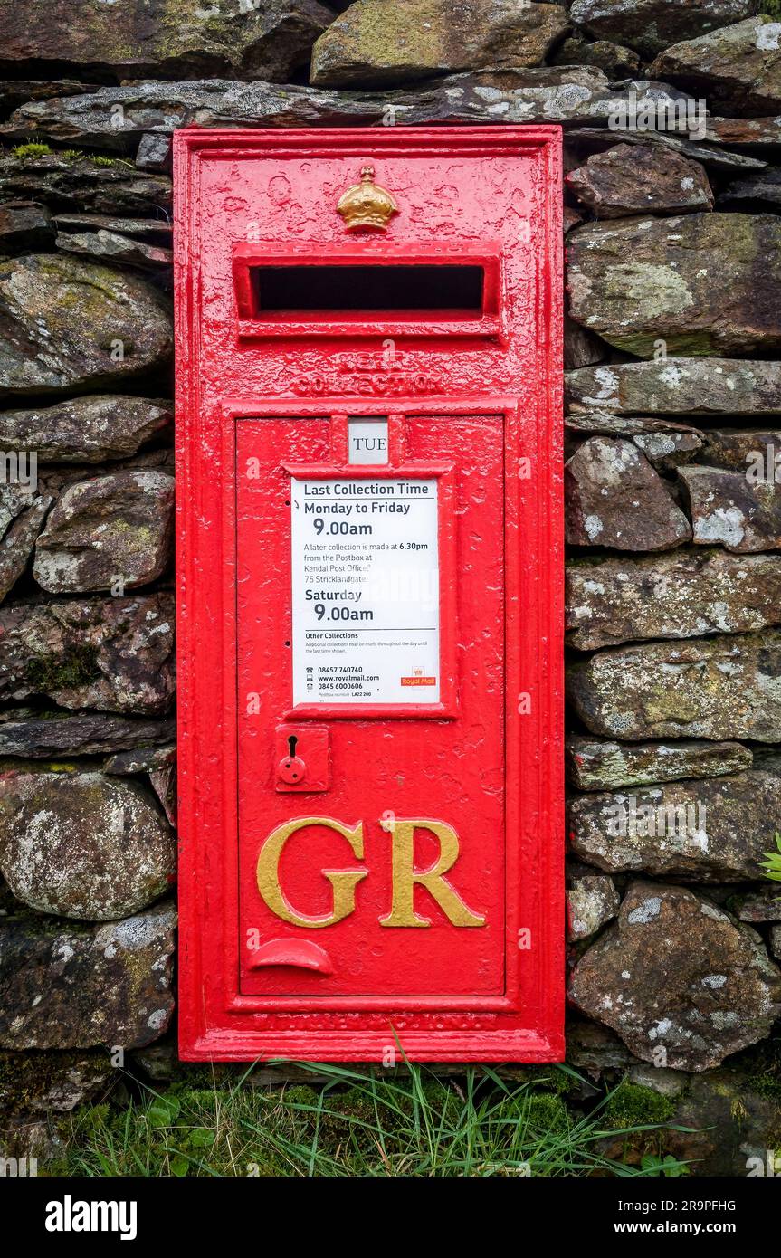 Old GR Red post box, Loughrigg, Kendal, Cumbria, Lake District, Inghilterra, REGNO UNITO Foto Stock