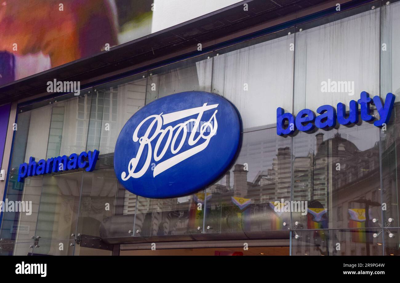 Vista generale del negozio Boots di Piccadilly Circus, mentre la catena di farmacie e prodotti di bellezza annuncia la chiusura di 300 negozi. Foto Stock