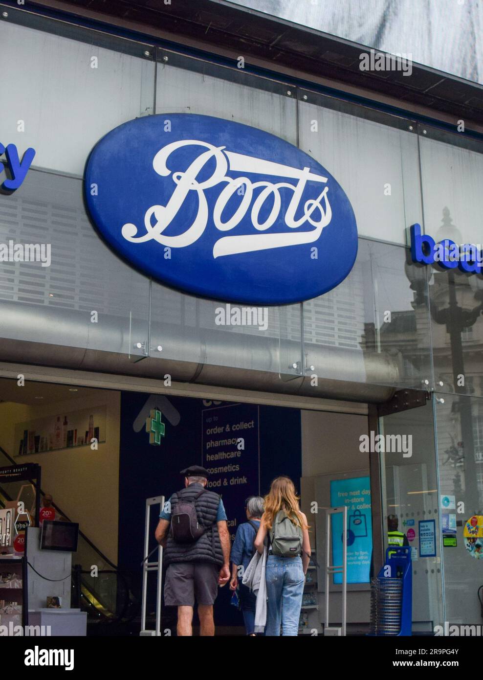 I clienti entrano nel negozio Boots di Piccadilly Circus mentre la catena di farmacie e prodotti di bellezza annuncia che chiuderà 300 negozi. Foto Stock