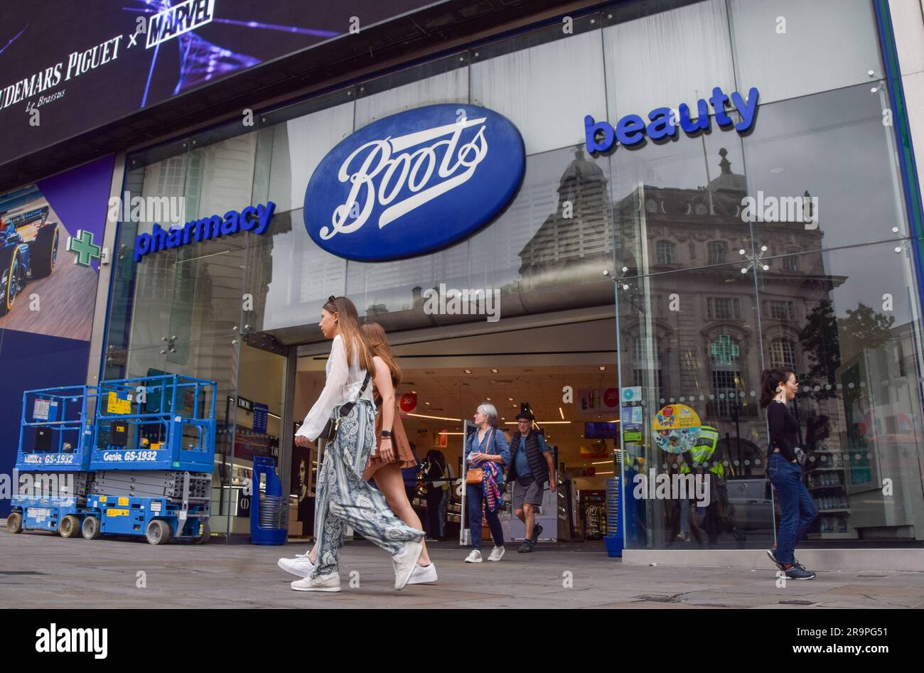 La gente passa davanti al negozio Boots di Piccadilly Circus mentre la catena di farmacie e prodotti di bellezza annuncia che chiuderà 300 negozi. Foto Stock