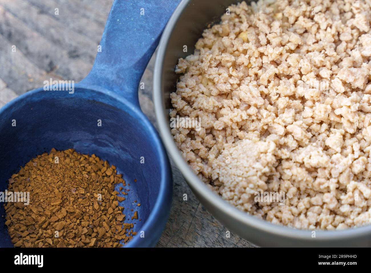 Pasto fatto in casa con carne secca, riso, arachidi e caffè. Primo piano Foto Stock