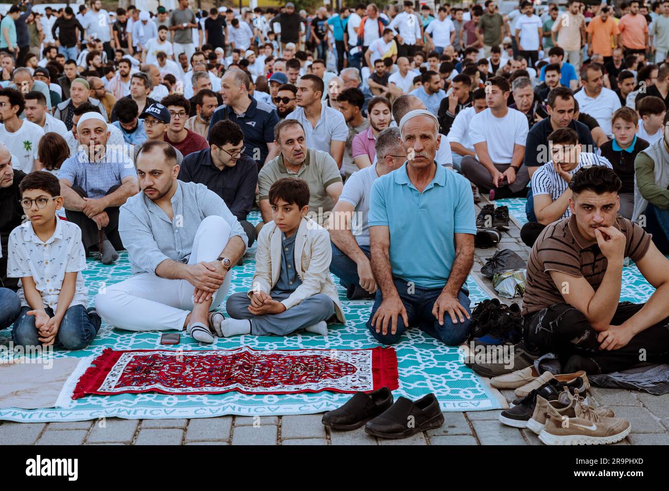 Istanbul, Turchia. 28 giugno 2023. I musulmani si preparano alle preghiere durante le celebrazioni dell'Eid al-Adha. Il popolo musulmano celebra la festa del sacrificio (Eid al-Adha o Kurban Bayrami in turco) in piazza Sultanahmet a Istanbul. (Foto di Valeria Ferraro/SOPA Images/Sipa USA) credito: SIPA USA/Alamy Live News Foto Stock