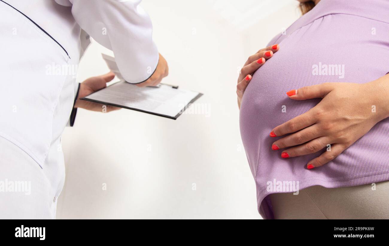 Il medico emette un riferimento a una ragazza incinta per gli esami del sangue e un esame citologico di un raschiamento dal canale cervicale e cervice. Examin Foto Stock