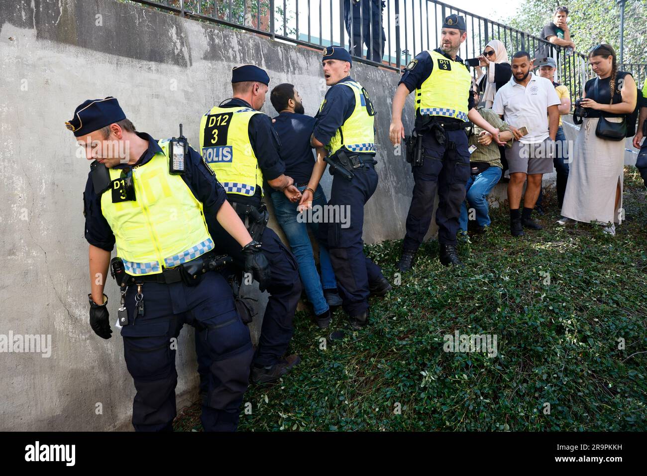 Stoccolma, Svezia. 28 giugno 2023. La polizia deve intervedersi quando la gente si agita quando un Corano è stato bruciato fuori dalla moschea di Stoccolma, Svezia, il 28 giugno 2023. L'incendio del Corano è il primo a ricevere il permesso, poiché il tribunale amministrativo e la Corte d'appello di Stoccolma all'inizio di quest'anno hanno stabilito che la decisione della polizia di negare il permesso per gli incendi del Corano era scorretta. Foto: Stefan Jerrevang/TT/kod 60160 credito: TT News Agency/Alamy Live News Foto Stock