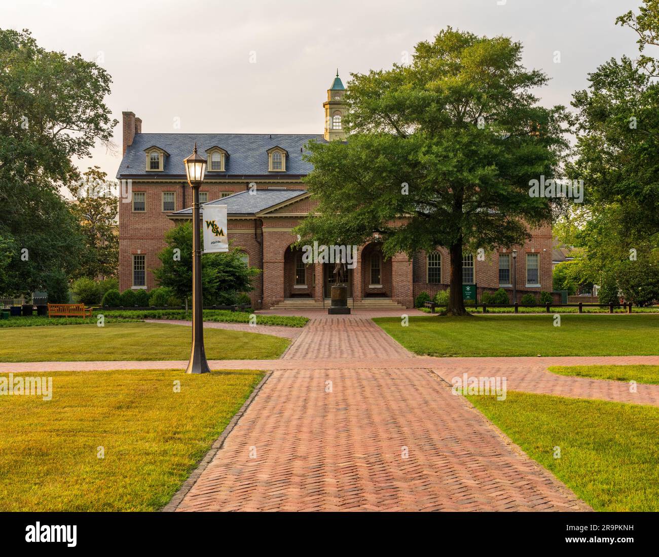 Statua di James Monroe di fronte a Tucker Hall al William and Mary College di Williamsburg, Virginia Foto Stock