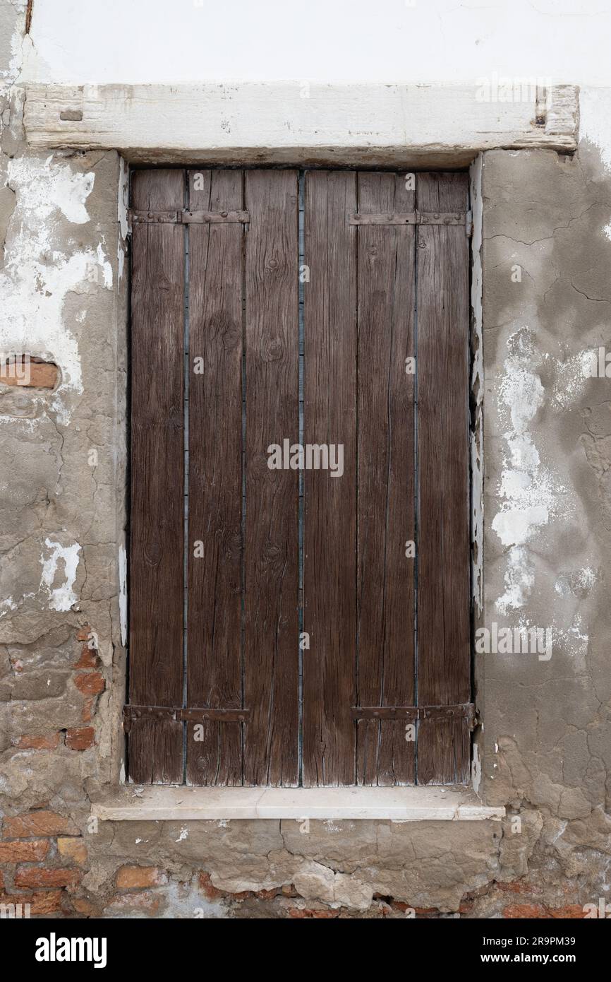 Vecchia finestra in legno e muro in mattoni. Finestra antica Foto Stock