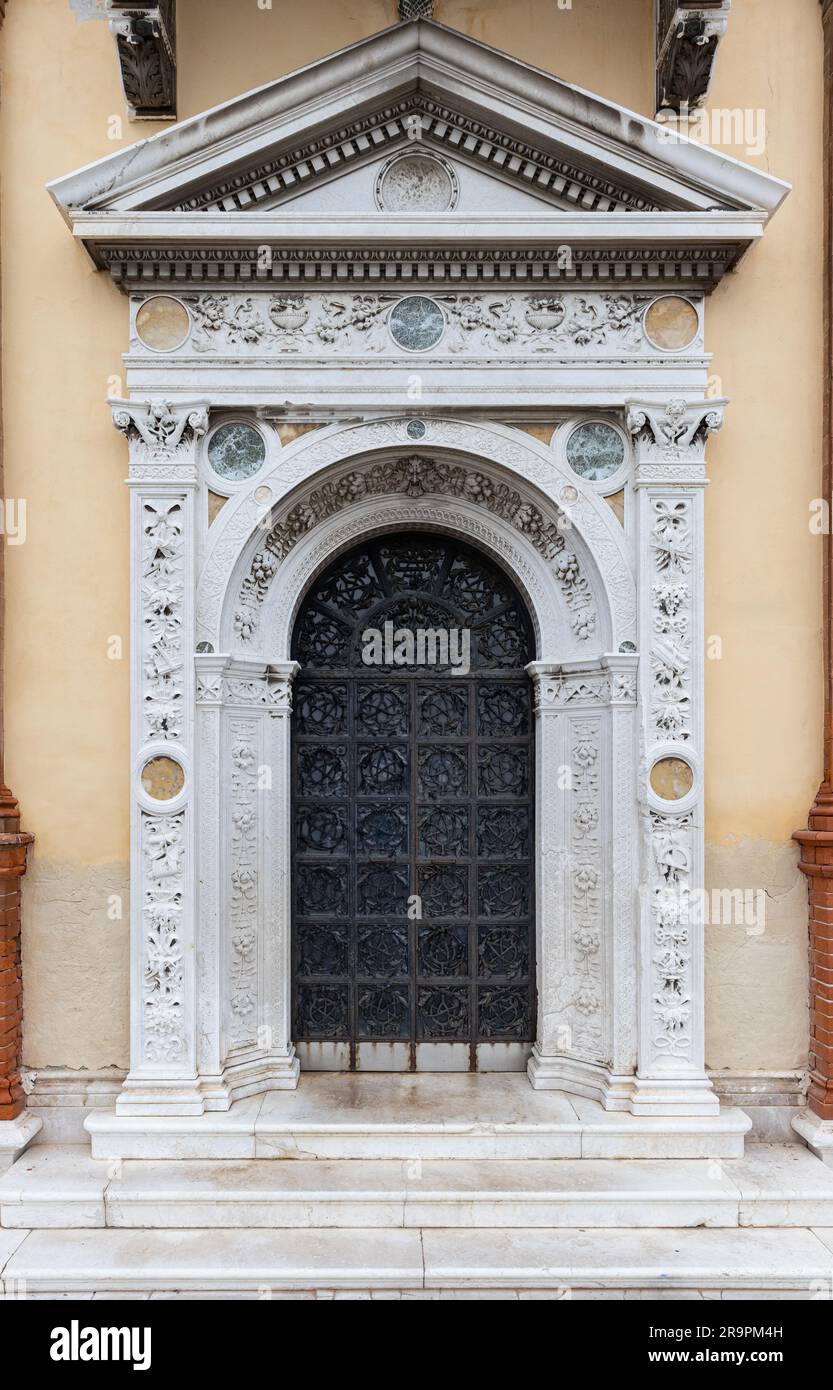 Vista frontale di una vecchia chiesa o della porta del castello Foto Stock