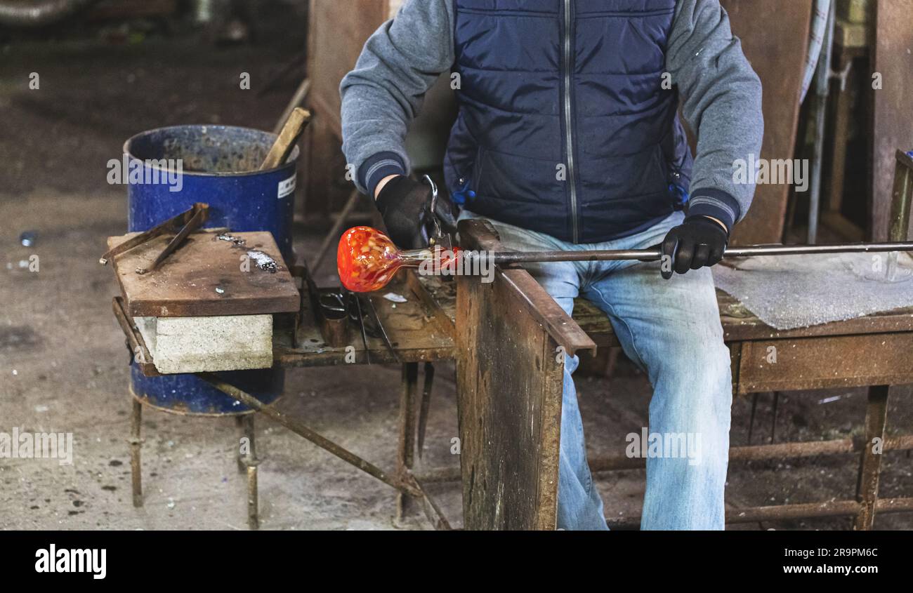 Produzione di vetro di vetreria, processo di formazione di un vaso decorativo Foto Stock