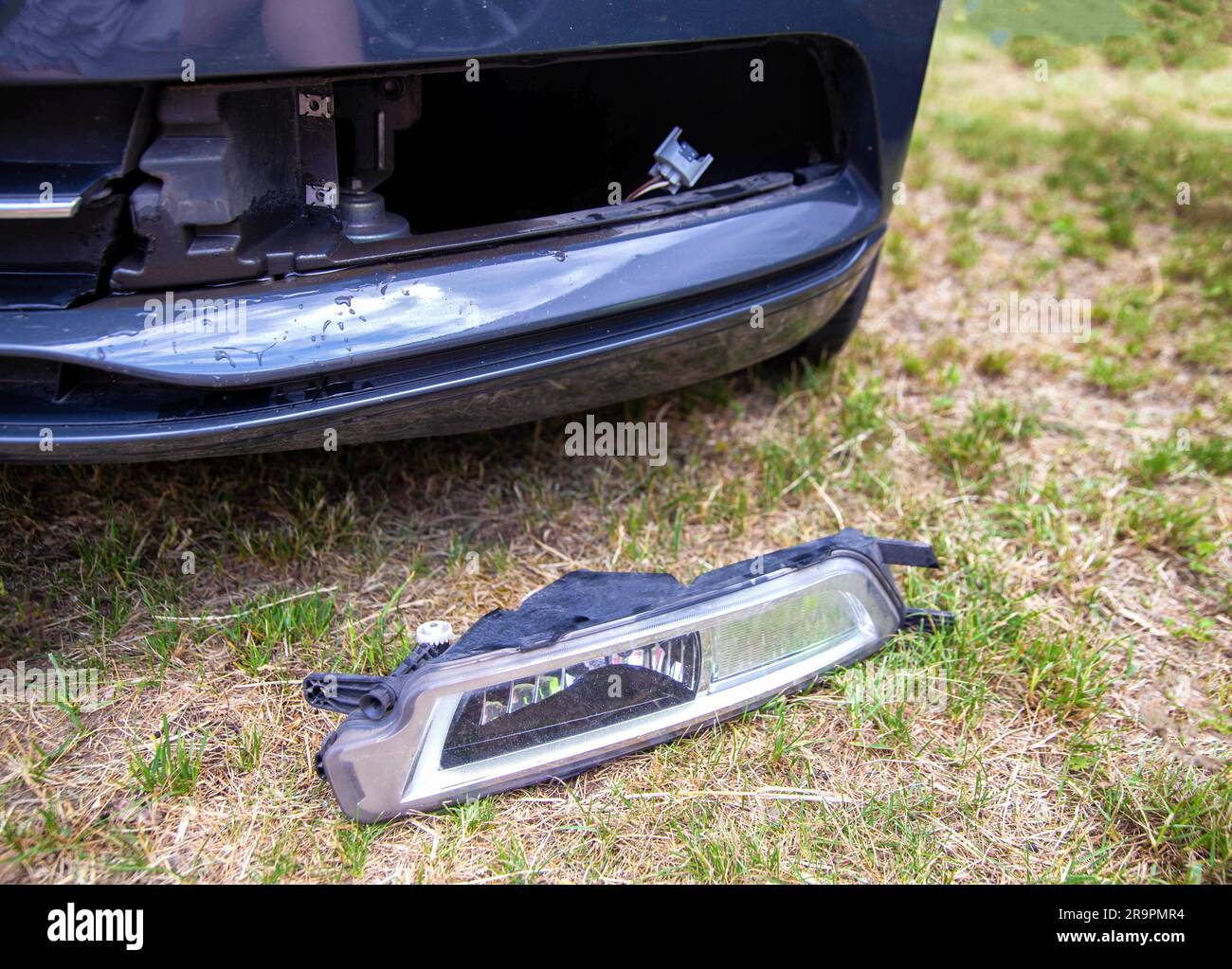 Fendinebbia rimosso da un'auto per sostituire una lampadina bruciata. Foto Stock