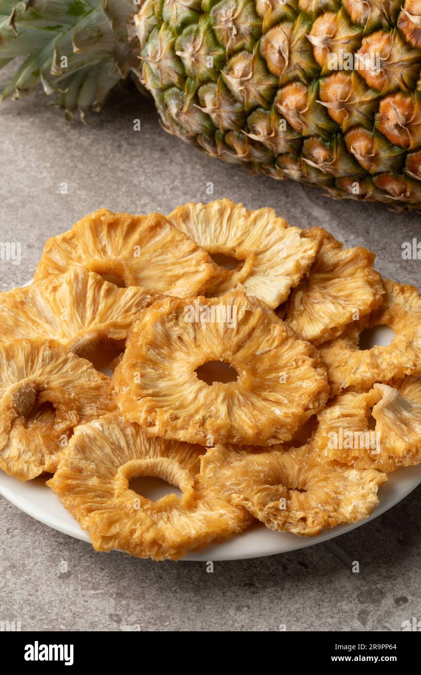 Piatto con fette di ananas dolci secche da vicino Foto Stock