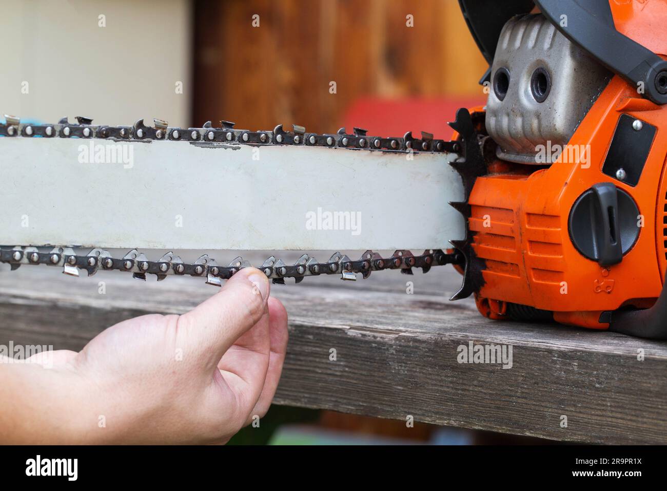 usura della catena sulla barra della motosega. Regolazione e tensione della  catena Foto stock - Alamy