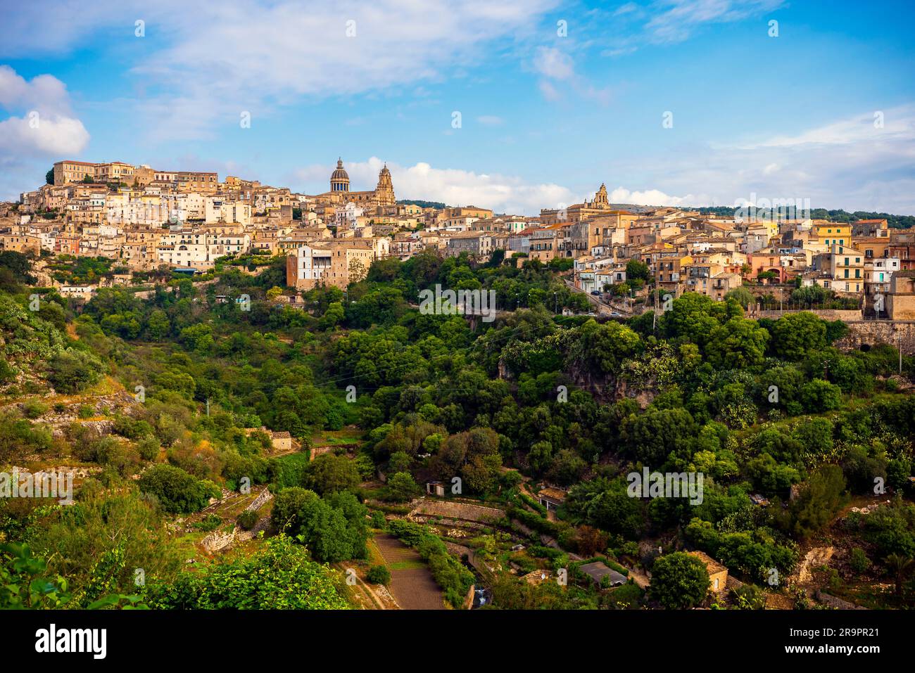 Vista mozzafiato della città collinare di Ragusa, Sicilia, Italia. t è il capoluogo della provincia di Ragusa, sull'isola di Sicilia. Foto Stock