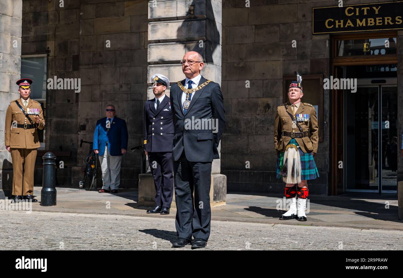 Lord Provost Robert Aldridge indossa catena alla cerimonia del giorno delle forze armate, City Council Chambers, Edimburgo, Scozia, Regno Unito Foto Stock