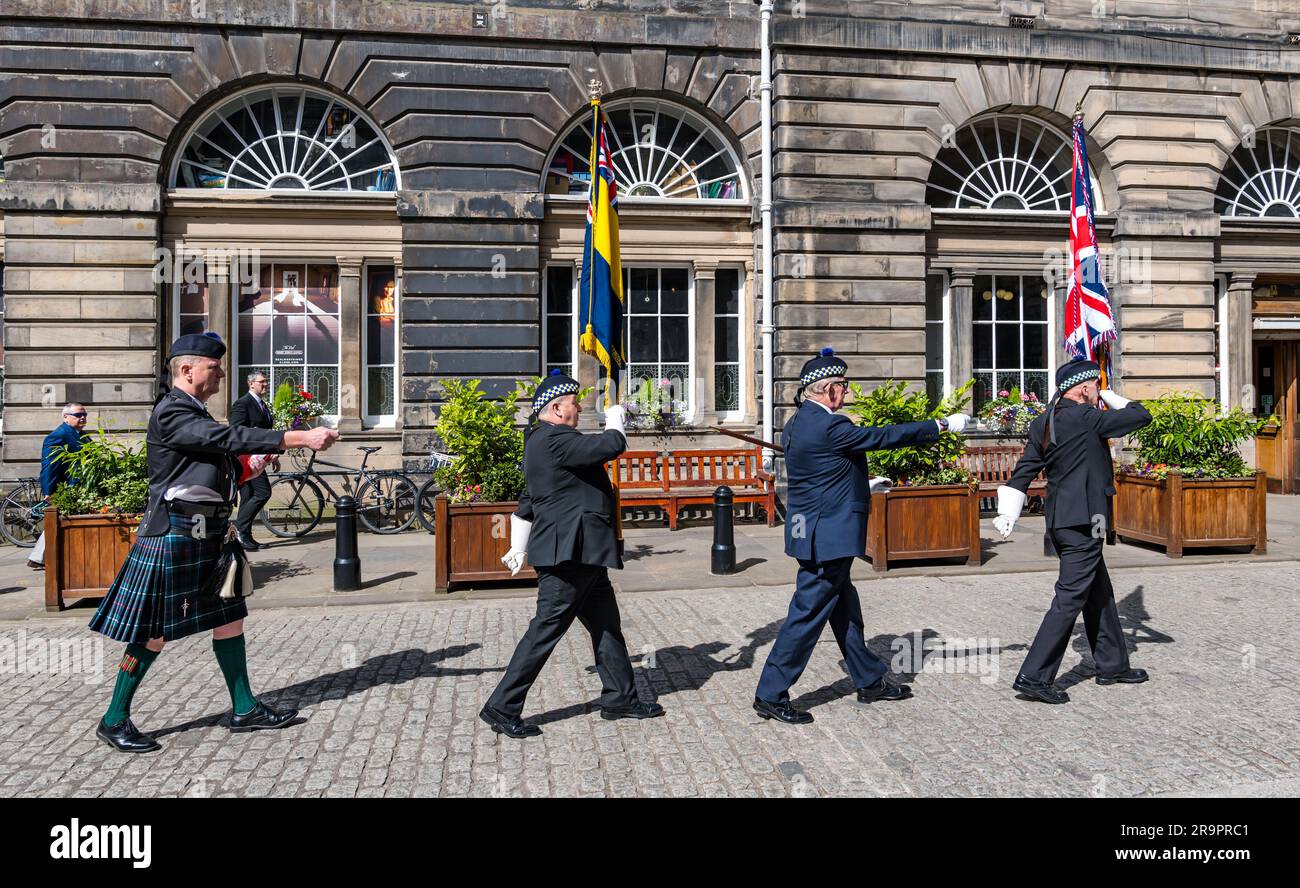 Soldati che marciano in cerimonia portando bandiere alle camere del Consiglio comunale per celebrare la giornata delle forze armate, Edimburgo, Scozia, Regno Unito Foto Stock