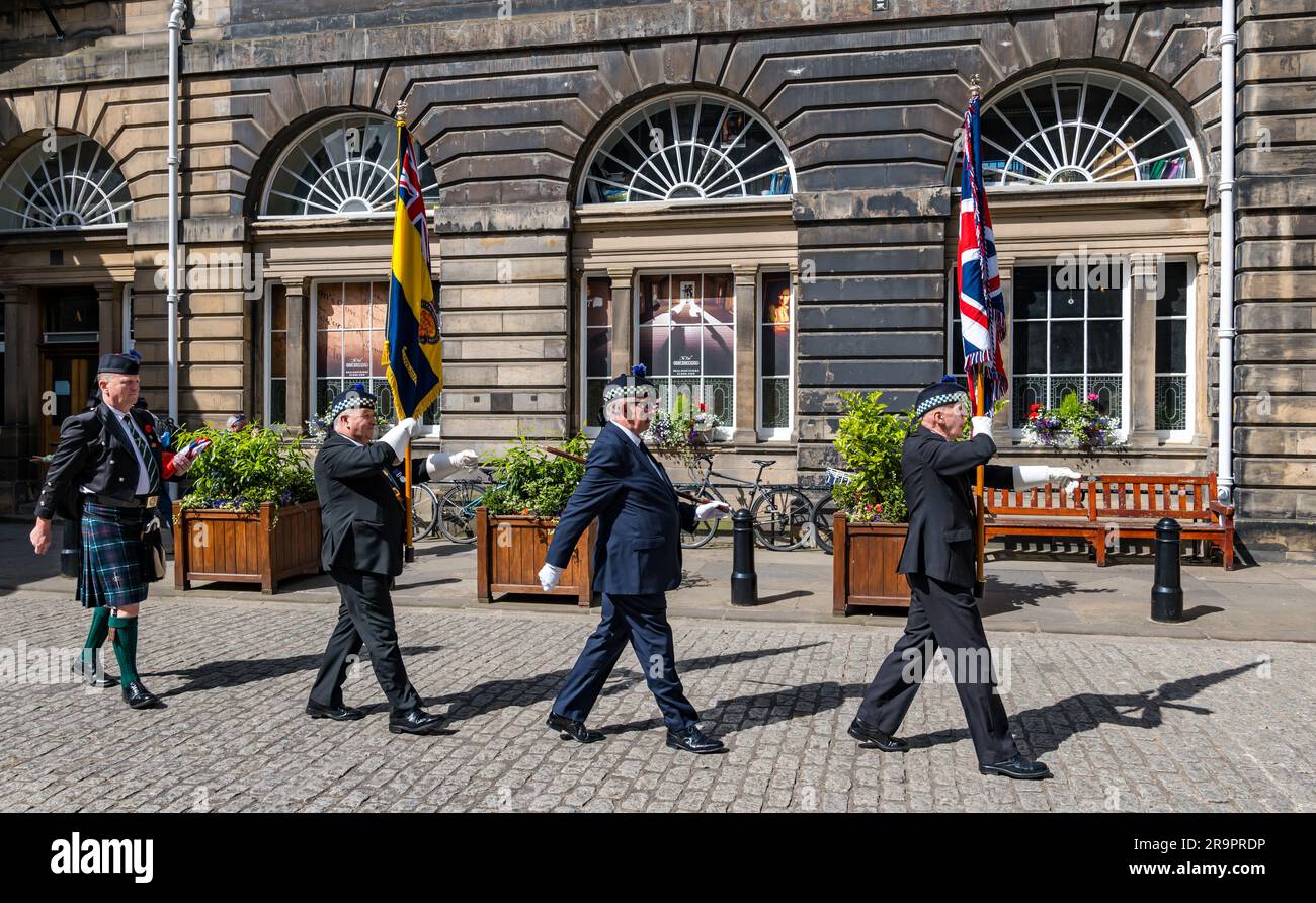 Soldati che marciano in cerimonia portando bandiere alle camere del Consiglio comunale per celebrare la giornata delle forze armate, Edimburgo, Scozia, Regno Unito Foto Stock