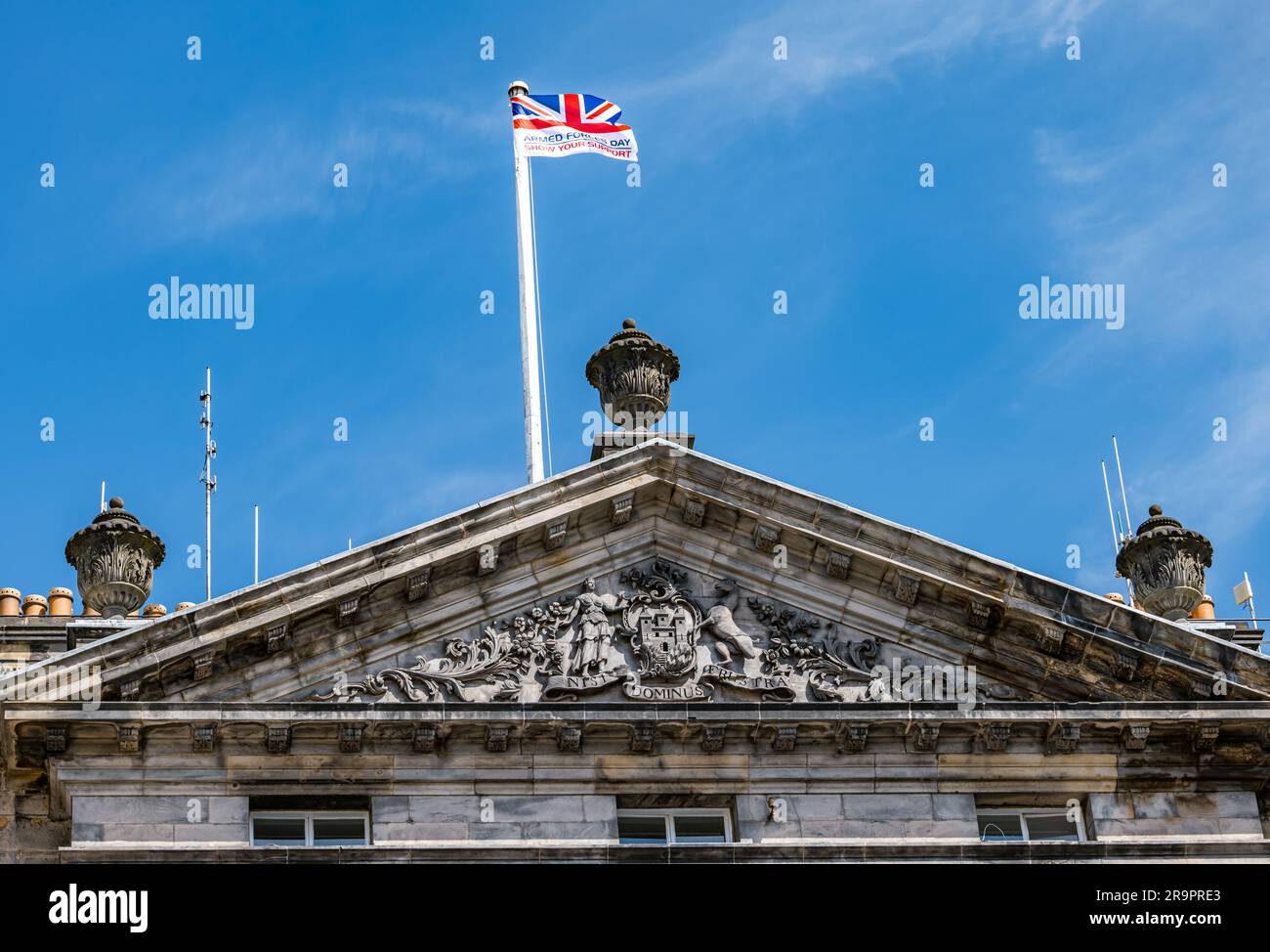 Bandiera che sventola sulle camere del Consiglio comunale per celebrare la giornata delle forze armate, Edimburgo, Scozia, Regno Unito Foto Stock