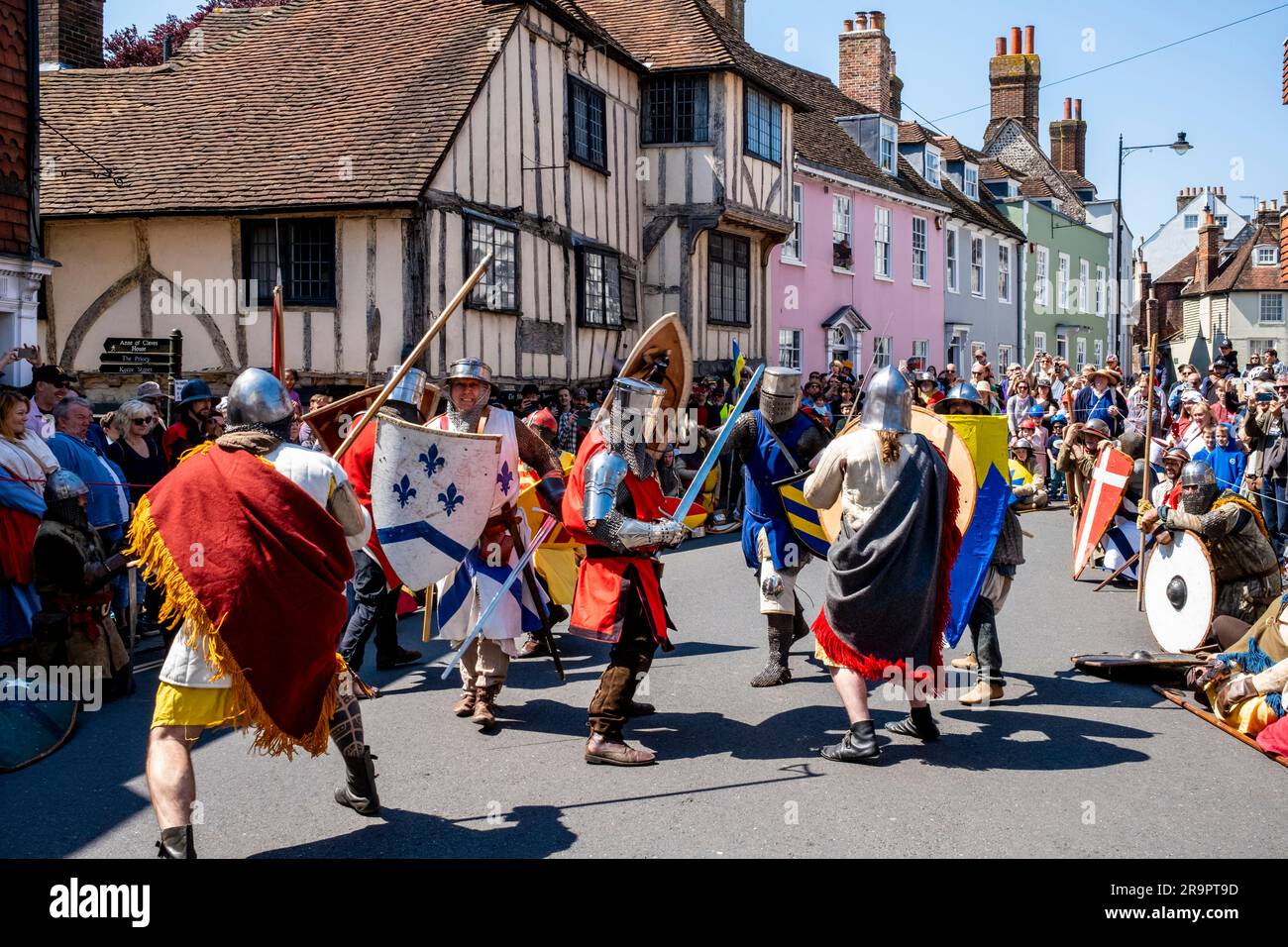 People Dressed in Medieval Costume prende parte all'annuale Battaglia di Lewes Re-Enactment 1264, Lewes, East Sussex, Regno Unito Foto Stock