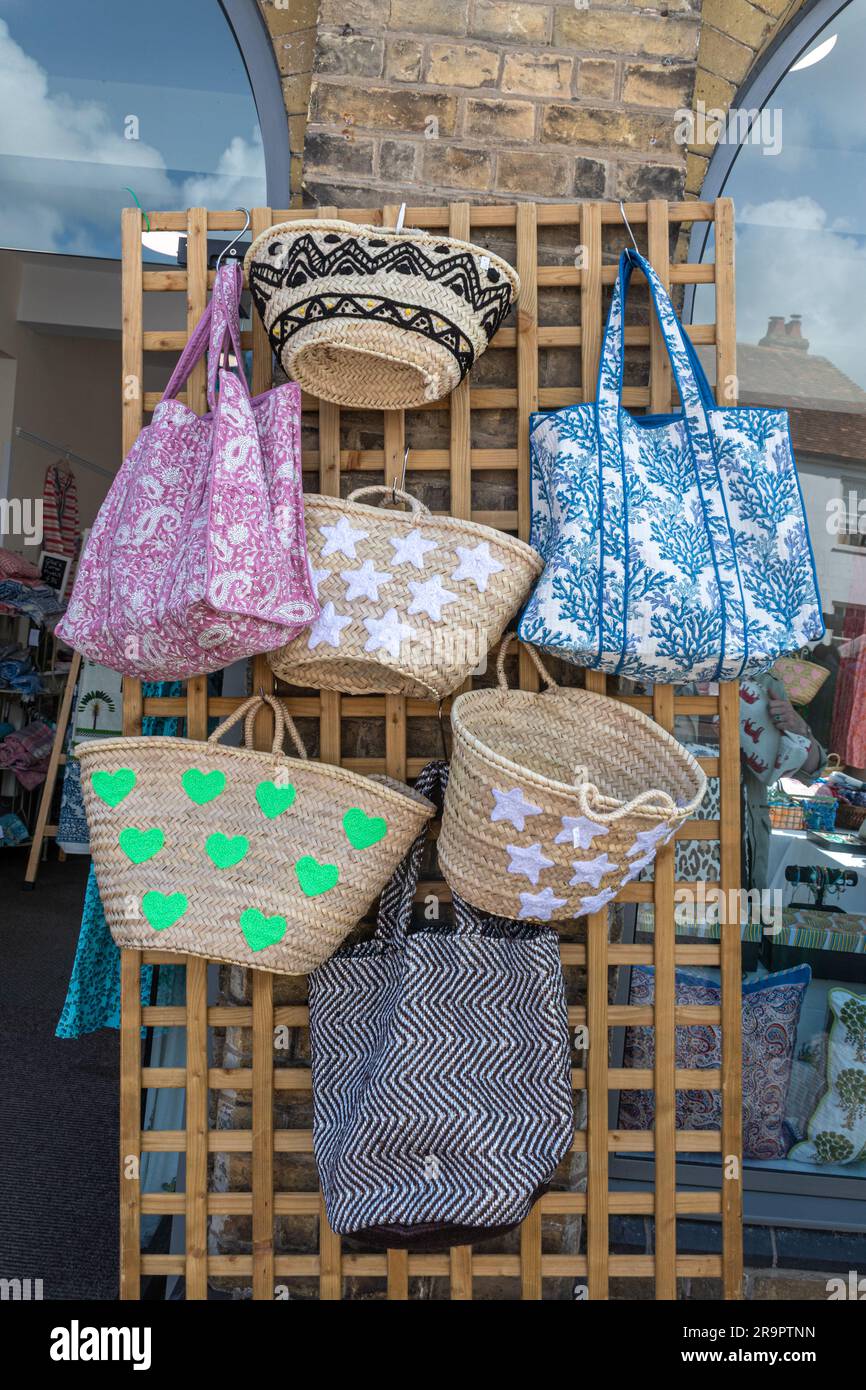 Borse e cestini in tessuto fatti a mano, esposizione di oggetti di artigianato all'esterno di un negozio, Regno Unito Foto Stock