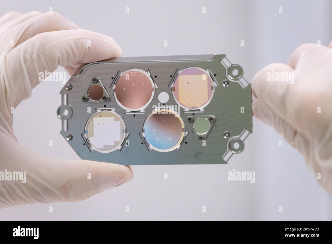 La maschera del piano focale dello strumento Coronagraph sul Roman Space Telescope della NASA blocca la luce delle stelle per rivelare pianeti orbitanti. Ogni sezione circolare contiene più maschere opache, alcune sottili come un capello umano, progettate per sopprimere la luce per il rilevamento del pianeta. Foto Stock