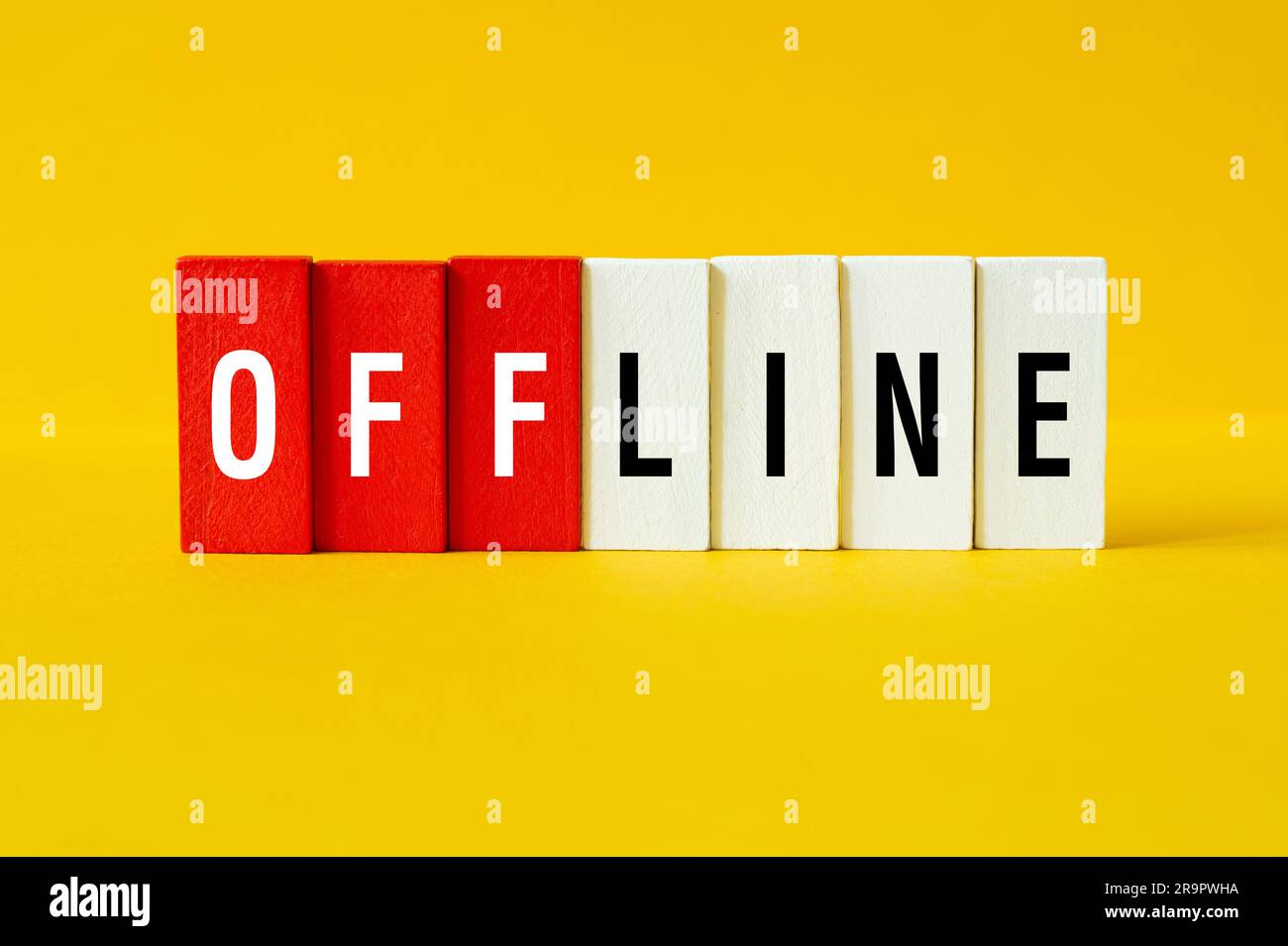 Offline - concetto di parola su blocchi di costruzione, testo, lettere Foto Stock