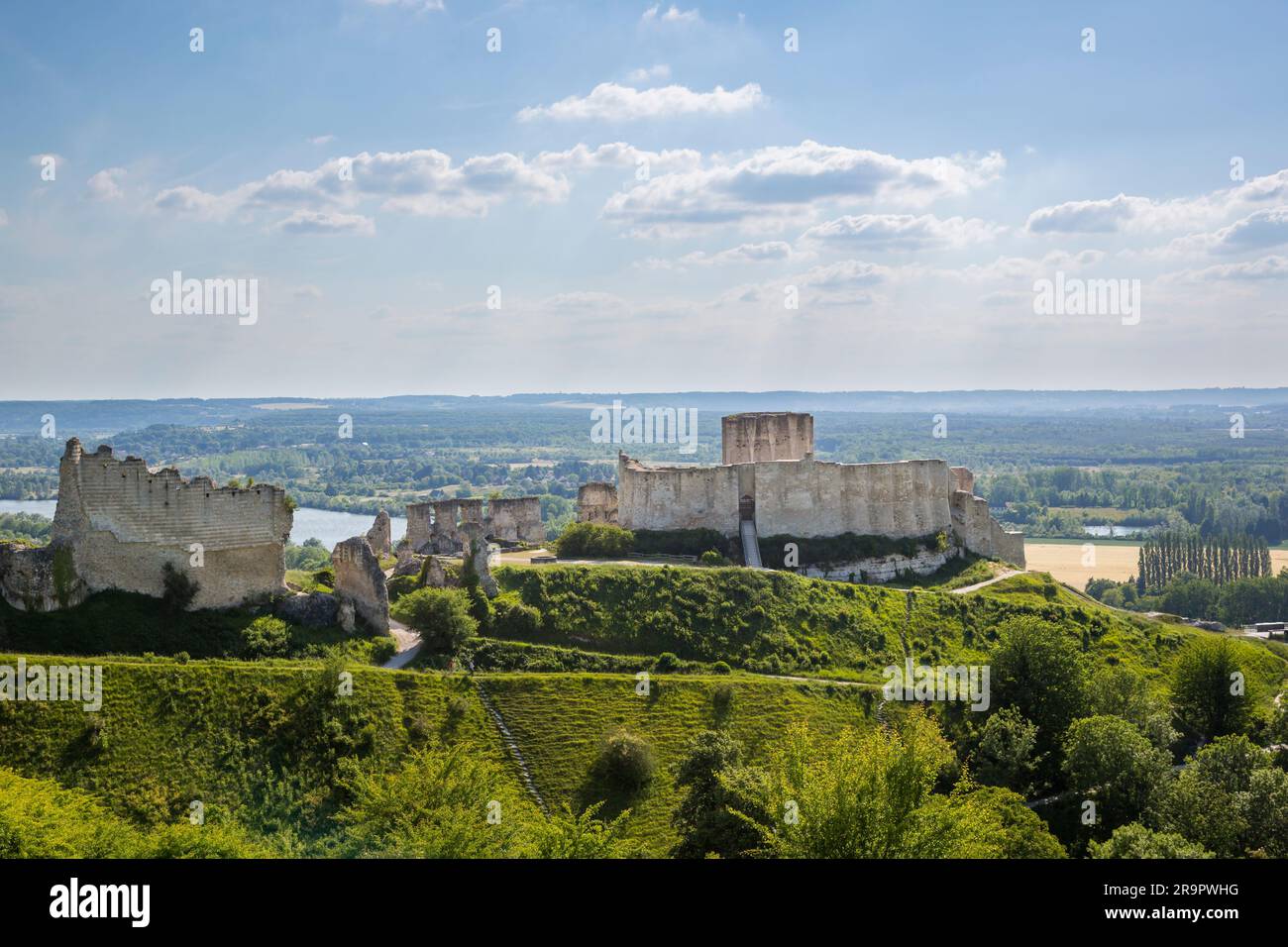 Rovine del castello medievale in cima alla collina Château Gaillard che si affaccia sulla Senna a Les Andelys, una graziosa cittadina in Eure, Normandia, Francia settentrionale Foto Stock
