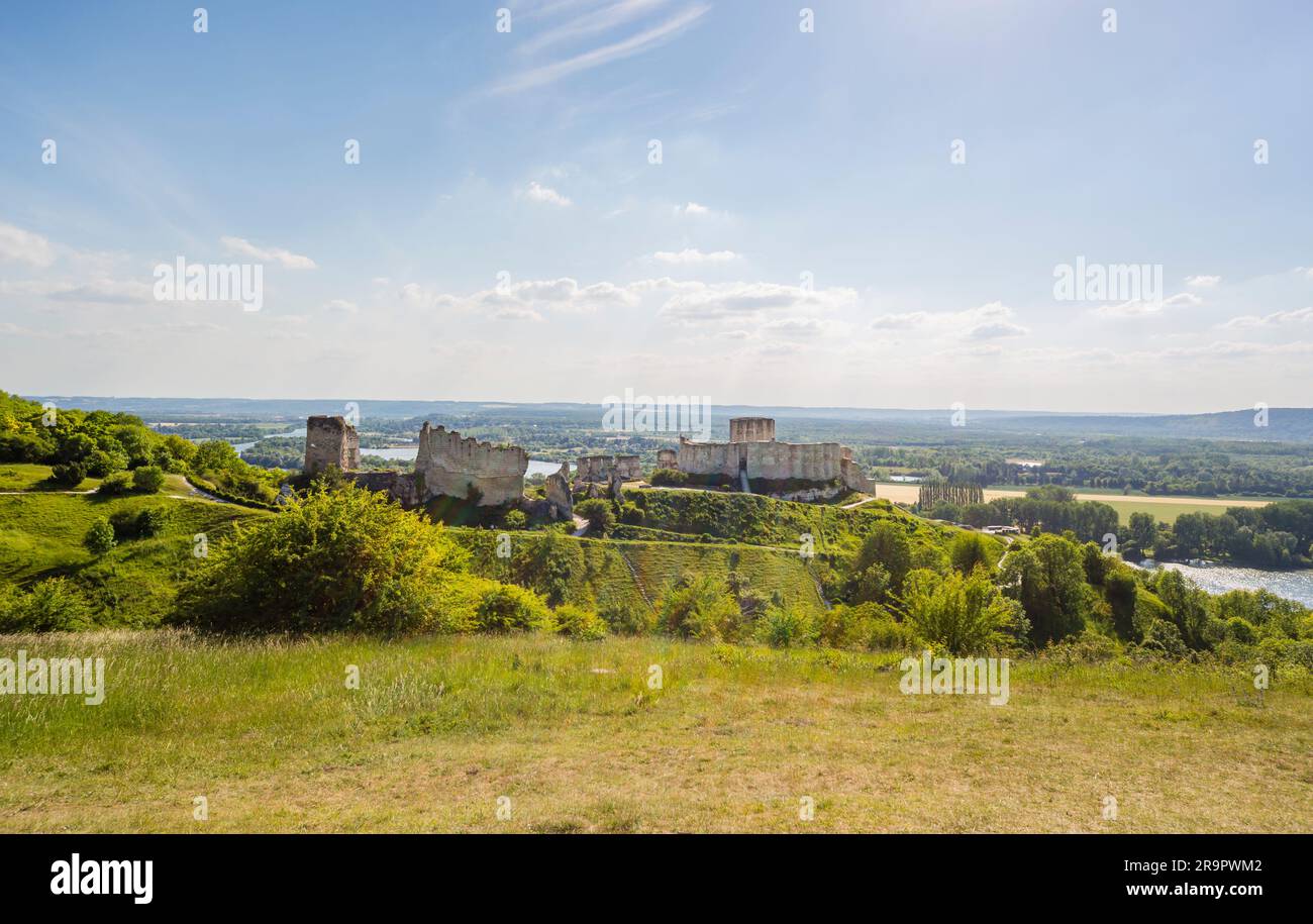 Rovine del castello medievale in cima alla collina Château Gaillard che si affaccia sulla Senna a Les Andelys, una graziosa cittadina in Eure, Normandia, Francia settentrionale Foto Stock