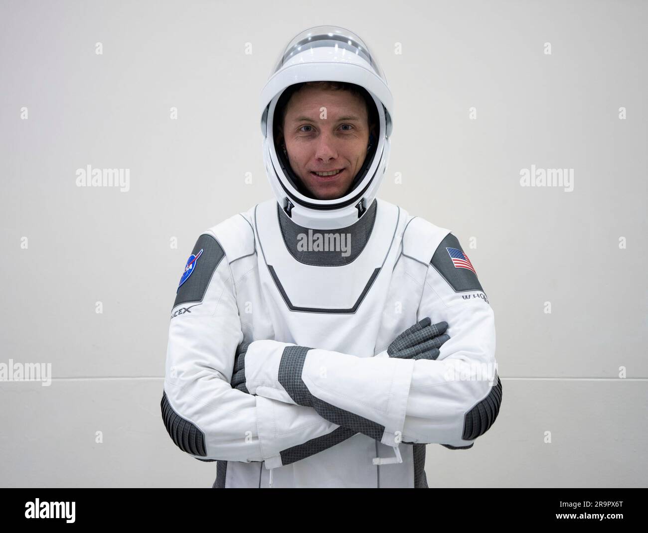 L'astronauta della NASA Warren Hoburg, pilota di SpaceX Crew-6, è raffigurato nella sua tuta di lancio e di ingresso durante un test di integrazione delle attrezzature dell'equipaggio presso la sede SpaceX a Hawthorne, California, 30 gennaio 2023. Foto Stock