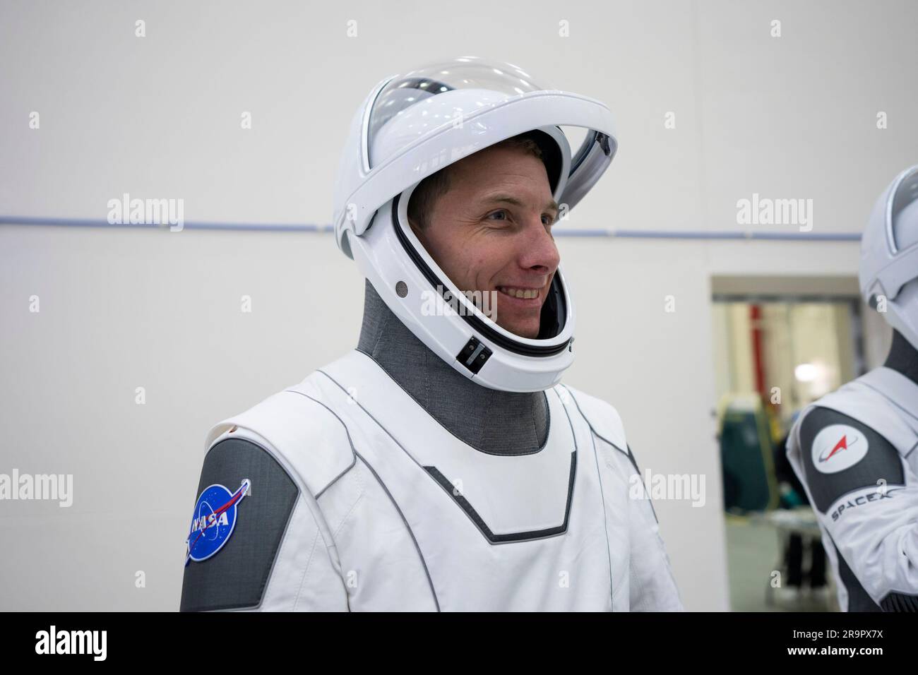 L'astronauta della NASA Warren Hoburg, pilota di SpaceX Crew-6, è raffigurato nella sua tuta di lancio e di ingresso durante un test di integrazione delle attrezzature dell'equipaggio presso il quartier generale di SpaceX a Hawthorne, California, 30 gennaio 2023. Foto Stock