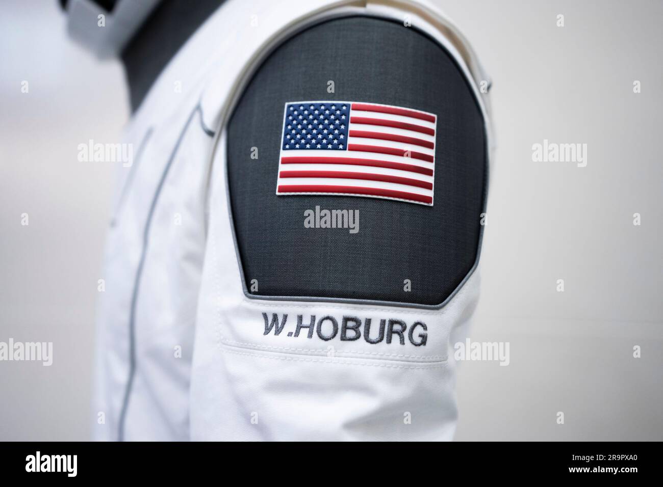 Una tuta di lancio e ingresso SpaceX mostra la bandiera americana e il nome dell'astronauta Warren Hoburg; sarà pilota della missione SpaceX Crew-6 della NASA sulla stazione spaziale Internazionale. Foto Stock