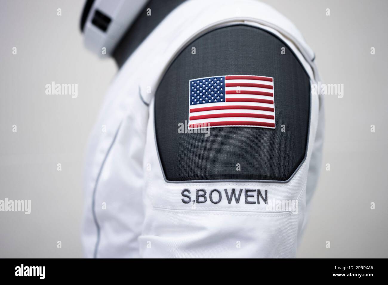 Una tuta di lancio e ingresso SpaceX mostra la bandiera americana e il nome dell'astronauta Stephen Bowen, che serve come comandante della missione SpaceX Crew-6 della NASA sulla stazione spaziale Internazionale. Foto Stock