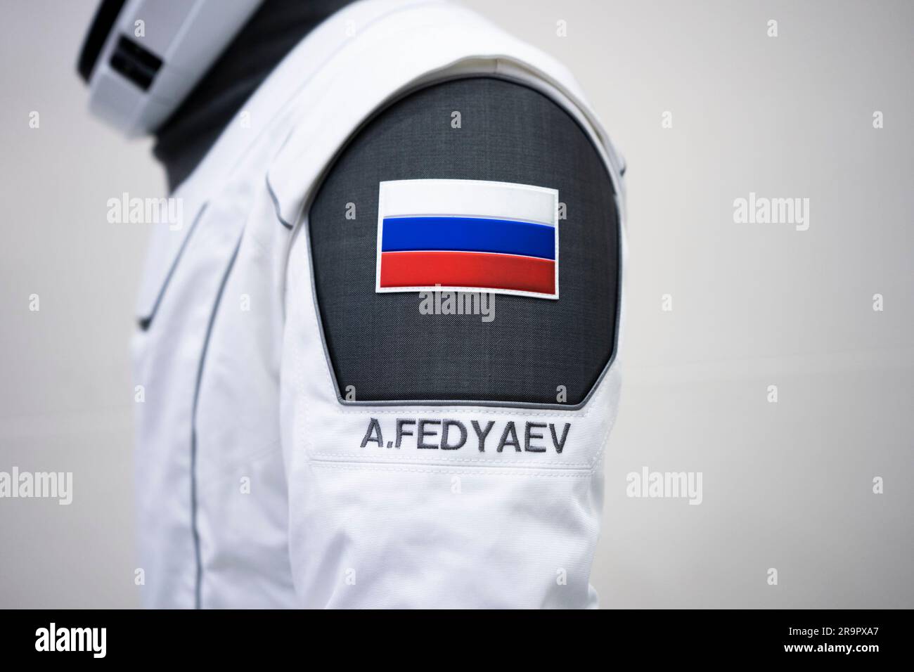 Una tuta di lancio e di ingresso di SpaceX mostra la bandiera russa e il nome del cosmonauta Andrey Fedyaev; presterà servizio come specialista della missione SpaceX Crew-6 della NASA presso la stazione spaziale Internazionale. Foto Stock