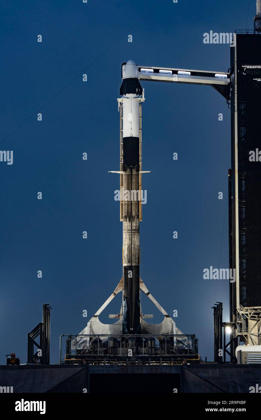 Il razzo Falcon 9 con veicolo spaziale Dragon è fissato verticalmente al complesso di lancio 39A del Kennedy Space Center il 13 marzo 2023, per la missione CRS-27 di consegnare esperimenti e forniture, tra cui Tissue Chips in Space Initiatives Cardinal Heart 2,0 e Engineered Heart Tissue Tuscues-2 alla ISS. Foto Stock