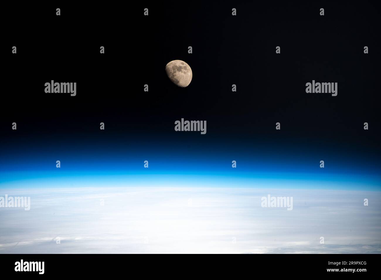 . Iss068e044225 (31 gennaio 2023) - la luna cerata e gibbosa è raffigurata sopra l'orizzonte della Terra dalla stazione spaziale Internazionale mentre orbitava per 259 miglia sopra il Golfo del Messico. Foto Stock