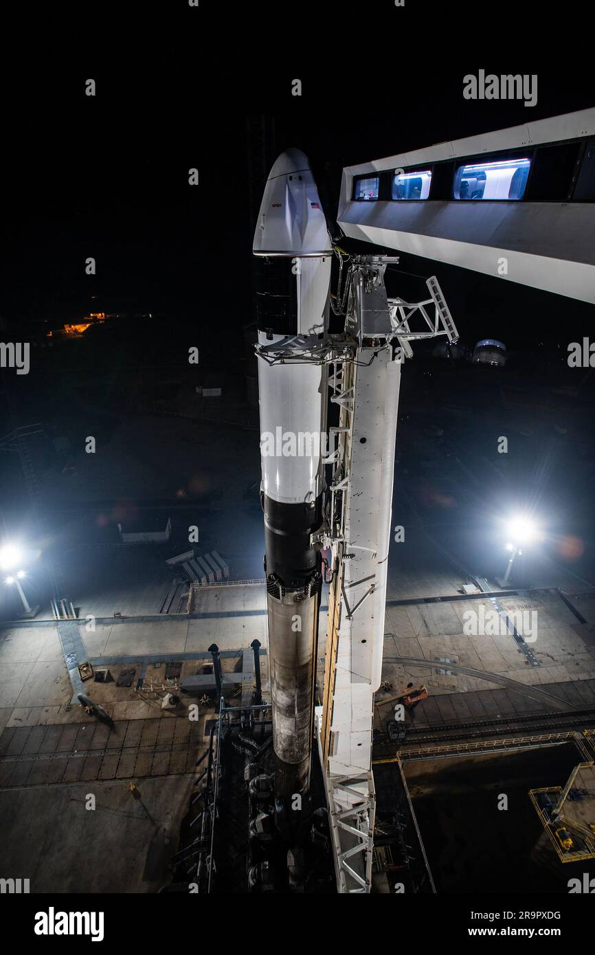 Il razzo Falcon 9 con veicolo spaziale Dragon è fissato verticalmente al complesso di lancio 39A del Kennedy Space Center il 13 marzo 2023, per CRS-27, la 27a missione di rifornimento commerciale che fornisce esperimenti e rifornimenti alla ISS, tra cui Tissue Chips in Space Initiatives Cardinal Heart 2,0 e Engineered Heart Tissue tissues-2. Foto Stock