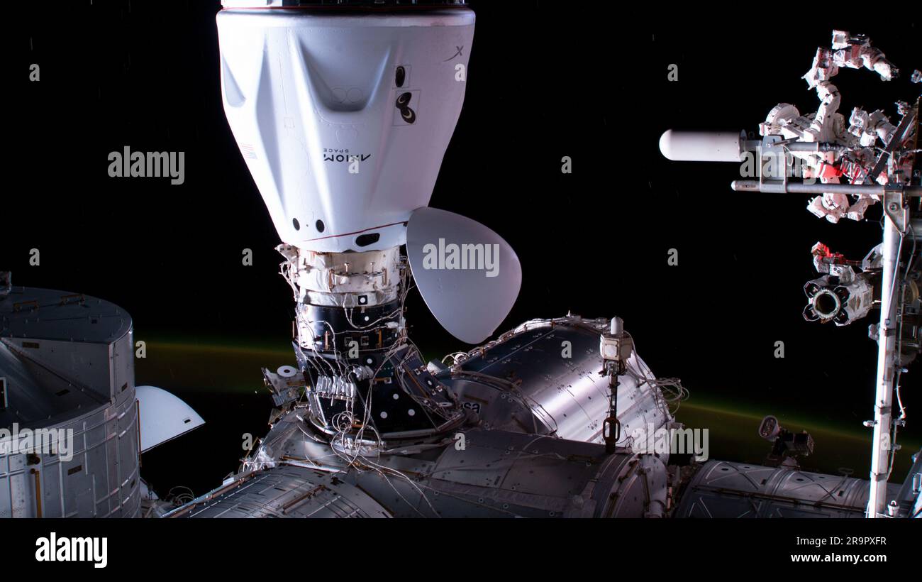 . Iss069e014835 (28 maggio 2023) - la navicella spaziale SpaceX Dragon Freedom è raffigurata ancorata al porto di fronte allo spazio sul modulo Harmony della stazione spaziale Internazionale. Dragon Freedom trasportò quattro astronauti Axiom Mission-2 nel laboratorio orbitale il 22 maggio 2023, tra cui il comandante Peggy Whitson, il pilota John Shoffner e gli specialisti missione Ali Alqarni e Rayyanah Barnawi. Foto Stock