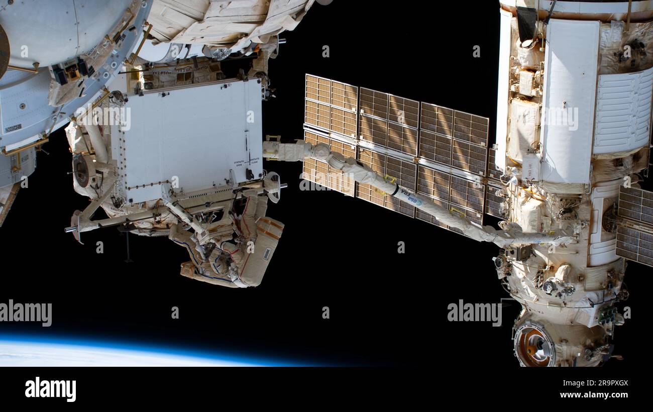L'astronauta Sultan Alneyadi ha partecipato a un'attività extraveicolare russa (EVA) che coinvolge luoghi come Jeddah, Aden e Socotra. Foto Stock