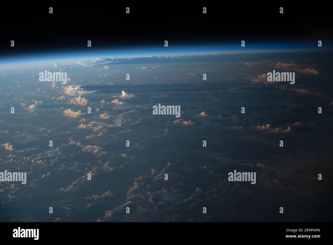 L'equipaggio della Expedition 68 a bordo della ISS ha fotografato le ombre nuvolose sulla Terra durante un tramonto orbitale sul Suriname il 13 novembre 2022, mentre orbitava a 258 miglia sopra la costa atlantica, documentando le condizioni atmosferiche e di illuminazione dallo spazio. Foto Stock