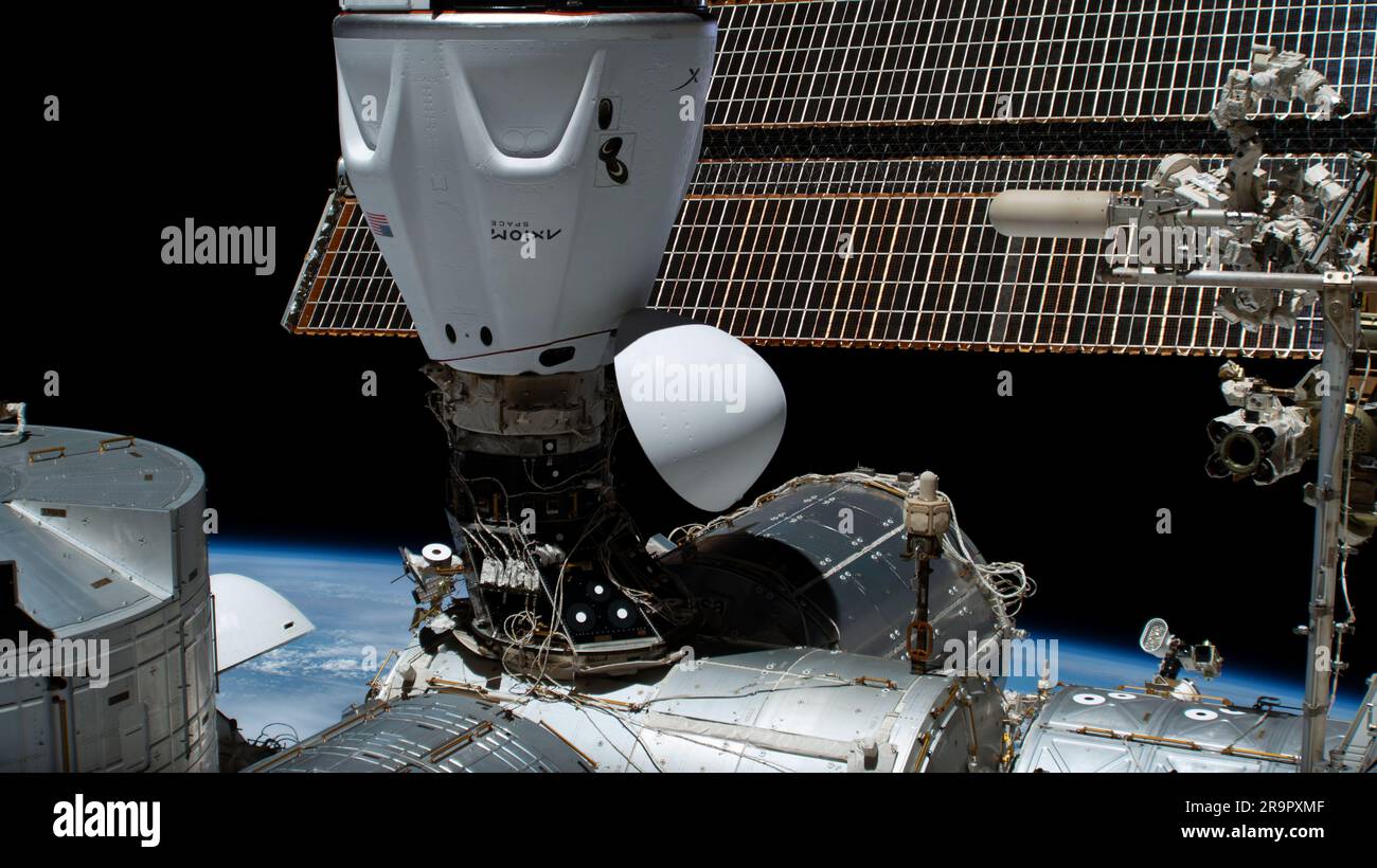 . Iss069e014837 (28 maggio 2023) - la navicella spaziale SpaceX Dragon Freedom è raffigurata ancorata al porto di fronte allo spazio sul modulo Harmony della stazione spaziale Internazionale. Dragon Freedom trasportò quattro astronauti Axiom Mission-2 nel laboratorio orbitale il 22 maggio 2023, tra cui il comandante Peggy Whitson, il pilota John Shoffner e gli specialisti missione Ali Alqarni e Rayyanah Barnawi. Foto Stock