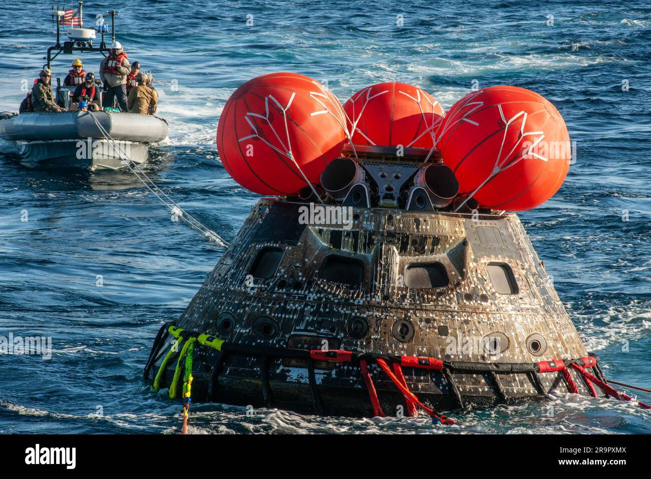 Artemis i Orion Recovery. La navicella spaziale Orion della NASA per la missione Artemis i è stata recuperata con successo all'interno del ponte della USS Portland l'11 dicembre 2022 al largo della costa della Baja California. Dopo il lancio in cima al razzo Space Launch System il 16 novembre 2022 dal Kennedy Space Center in Florida, Orion ha trascorso 25,5 giorni nello spazio prima di tornare sulla Terra, completando la missione Artemis I. Foto Stock