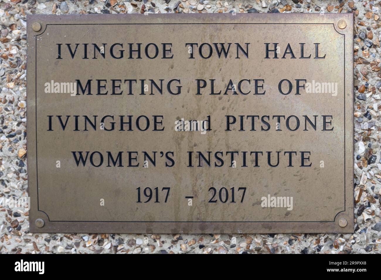 Targa sul municipio di Ivinghoe, luogo d'incontro dell'Ivinghoe and Pitstone Women's Institute 1917 - 2017, centenario, Buckinghamshire, Inghilterra, Regno Unito Foto Stock