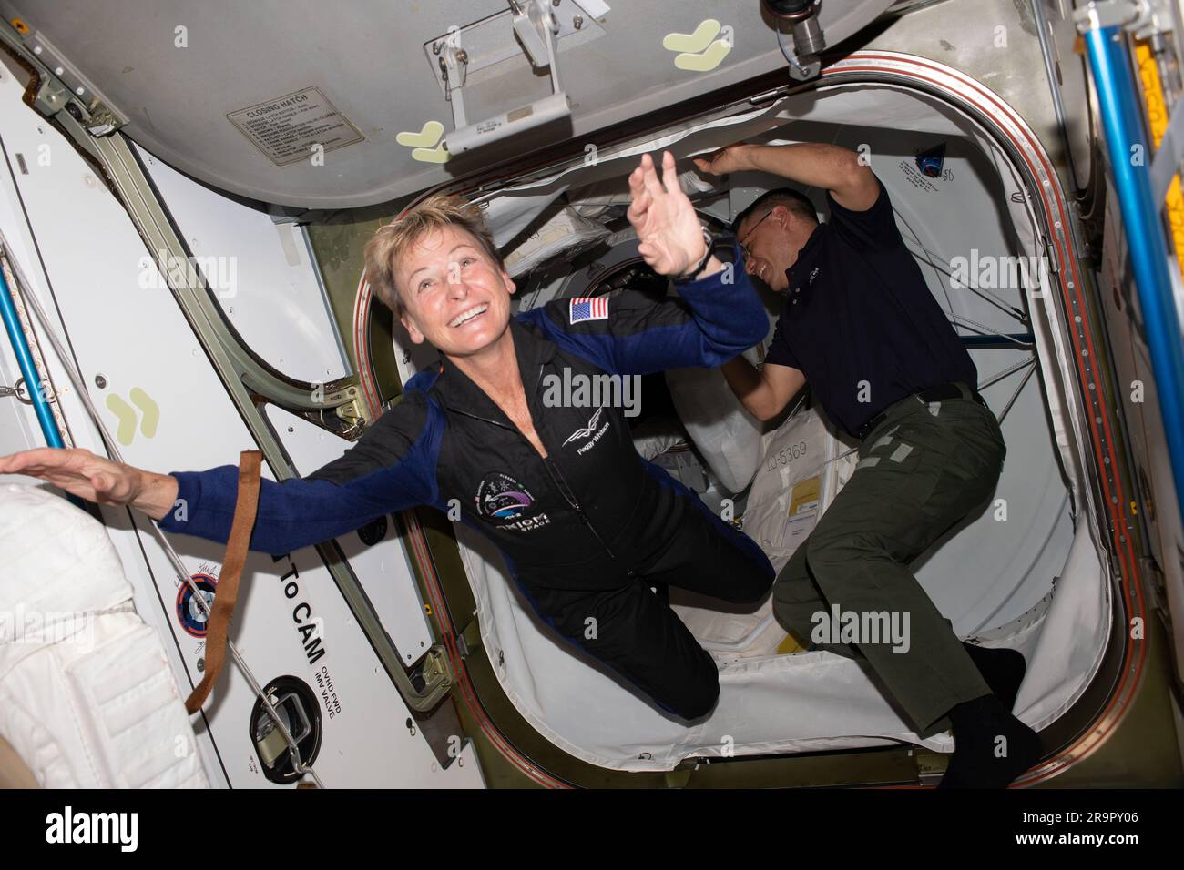 Arrivo dei membri del Dragon Crew AX-2. Iss069e013989 (22 maggio 2023) - l'astronauta privato Axiom Space e il comandante della missione Axiom 2 Peggy Whitson entrano nella stazione spaziale Internazionale poco dopo che i portelli sono stati aperti tra l'avamposto orbitale e la navicella spaziale SpaceX Dragon Freedom. L'astronauta della NASA e l'ingegnere di volo della Expedition 69 Frank Rubio la accolgono all'interno del vestibolo tra il modulo Harmony della stazione e Dragon. Foto Stock