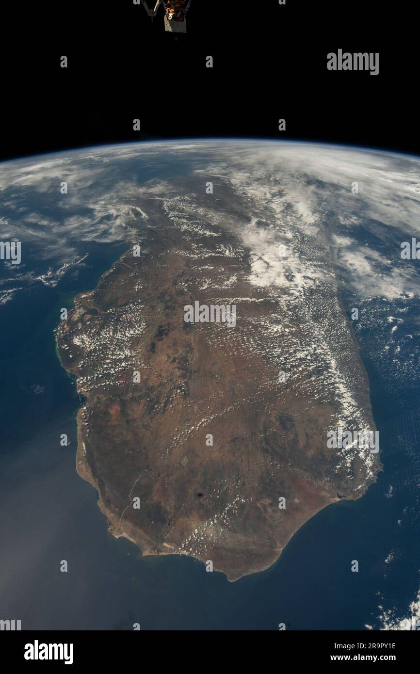 . Iss068e040605 (18 gennaio 2023) - l'isola nazione del Madagascar, guardando a nord verso l'orizzonte terrestre, è raffigurata dalla stazione spaziale Internazionale mentre orbita intorno a 262 miglia sopra l'Oceano Indiano. Foto Stock