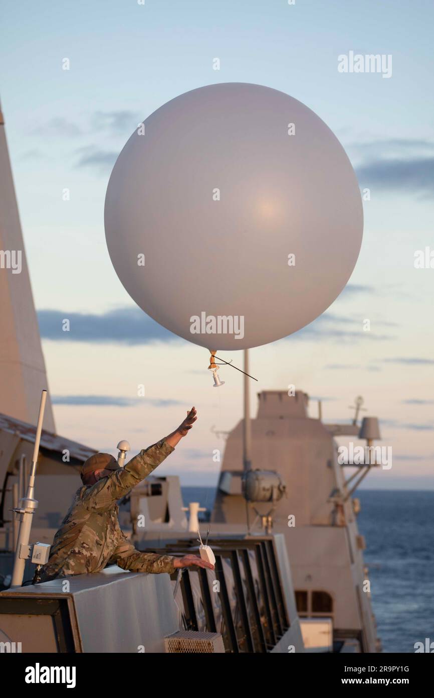 Orion Splash Down e Recovery Operations. Un membro del 45th Weather Squadron della Patrick Space Force base rilascia un pallone meteorologico dal ponte della USS Portland prima di abbattere la navicella spaziale Orion della NASA per la missione Artemis i l'11 dicembre 2022. Foto Stock