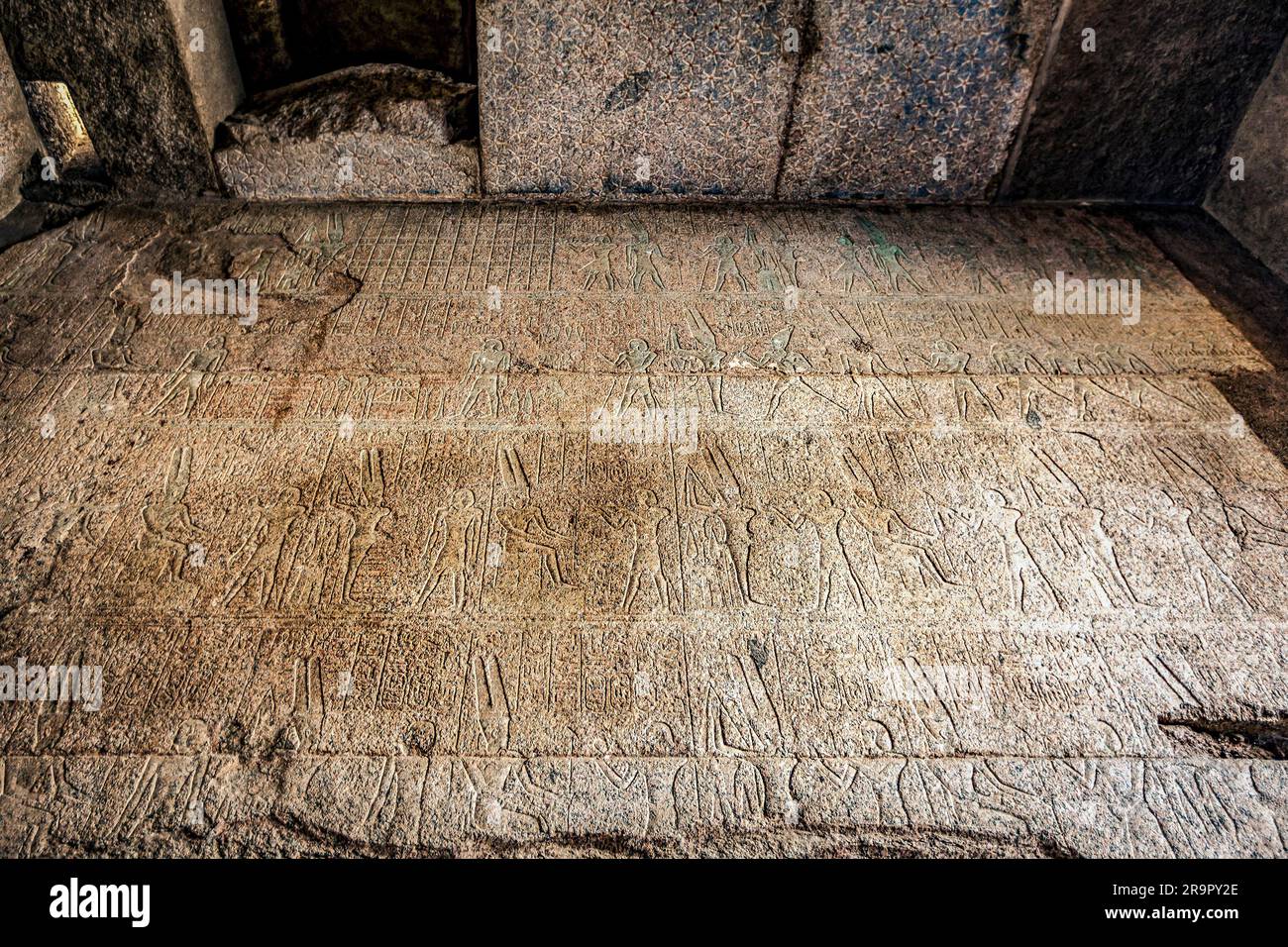 Antiche iscrizioni egiziane scolpite a Karnak Foto Stock