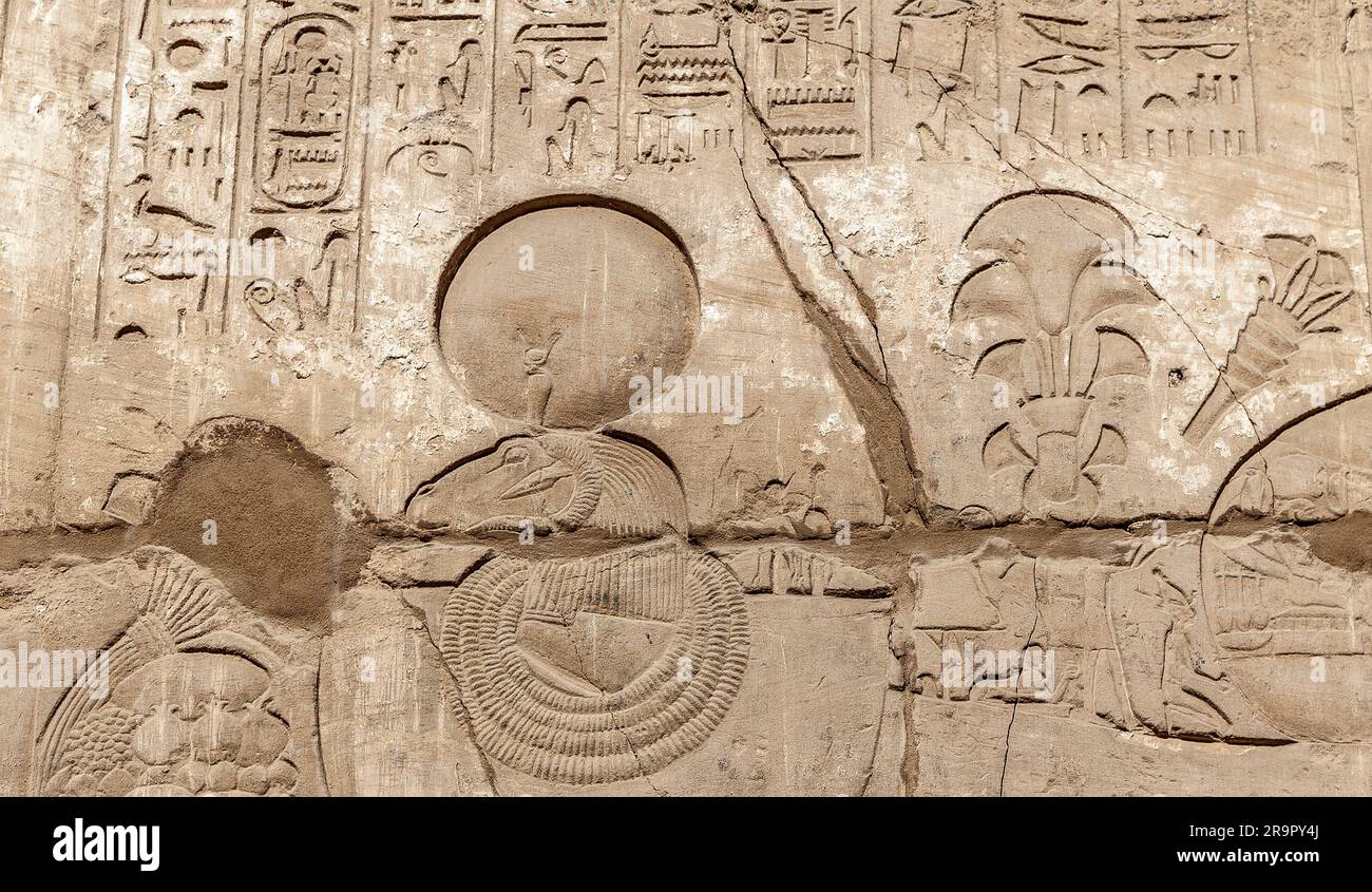 Scultura murale della divinità egiziana Khnum-Ra, Karnak Foto Stock