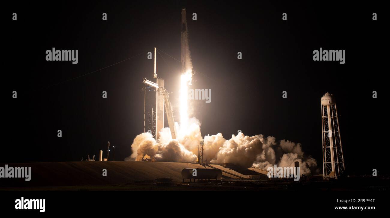 Lancio della NASA SpaceX Crew-6. Un razzo SpaceX Falcon 9 che trasporta la navicella Dragon della compagnia viene lanciato nella missione SpaceX Crew-6 della NASA alla stazione spaziale Internazionale con gli astronauti della NASA Stephen Bowen e Warren 'Woody' Hoburg, astronauta degli Emirati Arabi Uniti Sultan Alneyadi, E il cosmonauta Roscosmos Andrey Fedyaev a bordo, giovedì 2 marzo 2023, al Kennedy Space Center della NASA in Florida. La missione SpaceX Crew-6 della NASA è la sesta missione di rotazione dell'equipaggio della navicella spaziale SpaceX Dragon e del razzo Falcon 9 verso la stazione spaziale Internazionale come parte del Commercial Crew Pro dell'agenzia Foto Stock