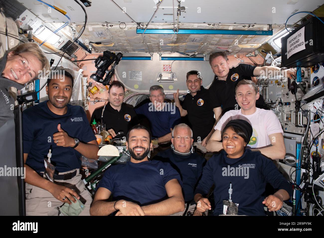 . Iss069e014094 (23 maggio 2023) - i membri dell'equipaggio della missione Axiom 2 e della Expedition 69 posano per un ritratto insieme durante la cena a bordo della stazione spaziale Internazionale. In prima fila centrale, c'è il membro dell'equipaggio della Expedition 69 e l'astronauta degli Emirati Arabi Uniti Sultan Alneyadi affiancato (da sinistra) dai membri dell'equipaggio della missione Axiom 2, il comandante Peggy Whitson, lo specialista della missione Ali Alqarni, il pilota John Shoffner e lo specialista della missione Rayyanah Barnawi. Nella parte posteriore (da sinistra) ci sono i membri dell'equipaggio della Expedition 69, il cosmonauta Roscosmos Dmitri Petelin, l'astronauta della NASA Stephen Bowen, i cosmonauti Roscosmos e. Foto Stock