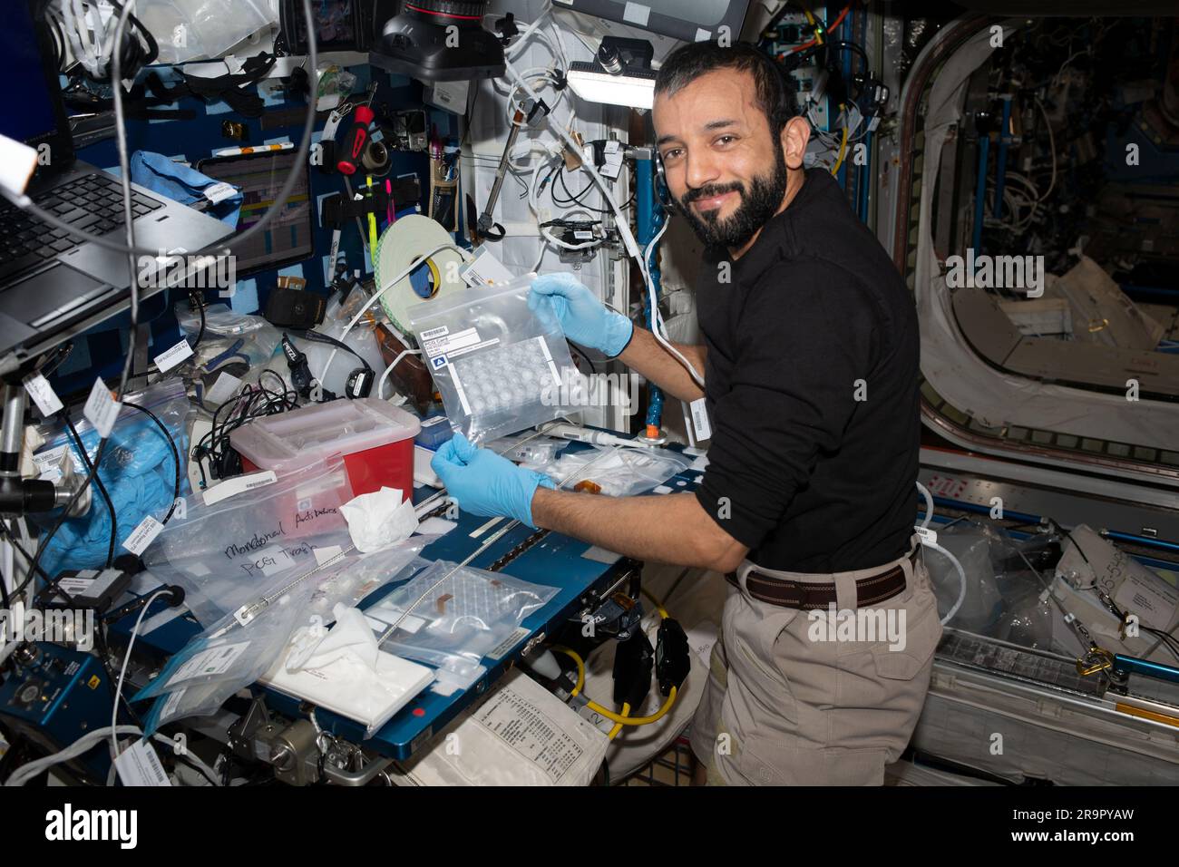 L'astronauta degli Emirati Arabi Uniti Sultan Alneyadi di Expedition 69 ha installato l'hardware per l'esperimento degli anticorpi monoclonali Protein Crystal Growth-2 (PCG2) a bordo della ISS il 30 maggio 2023. PCG2 studia la cristallizzazione di bioterapie in microgravità per migliorare le tecniche di produzione nello spazio e sulla Terra per lo sviluppo di farmaci. Foto Stock