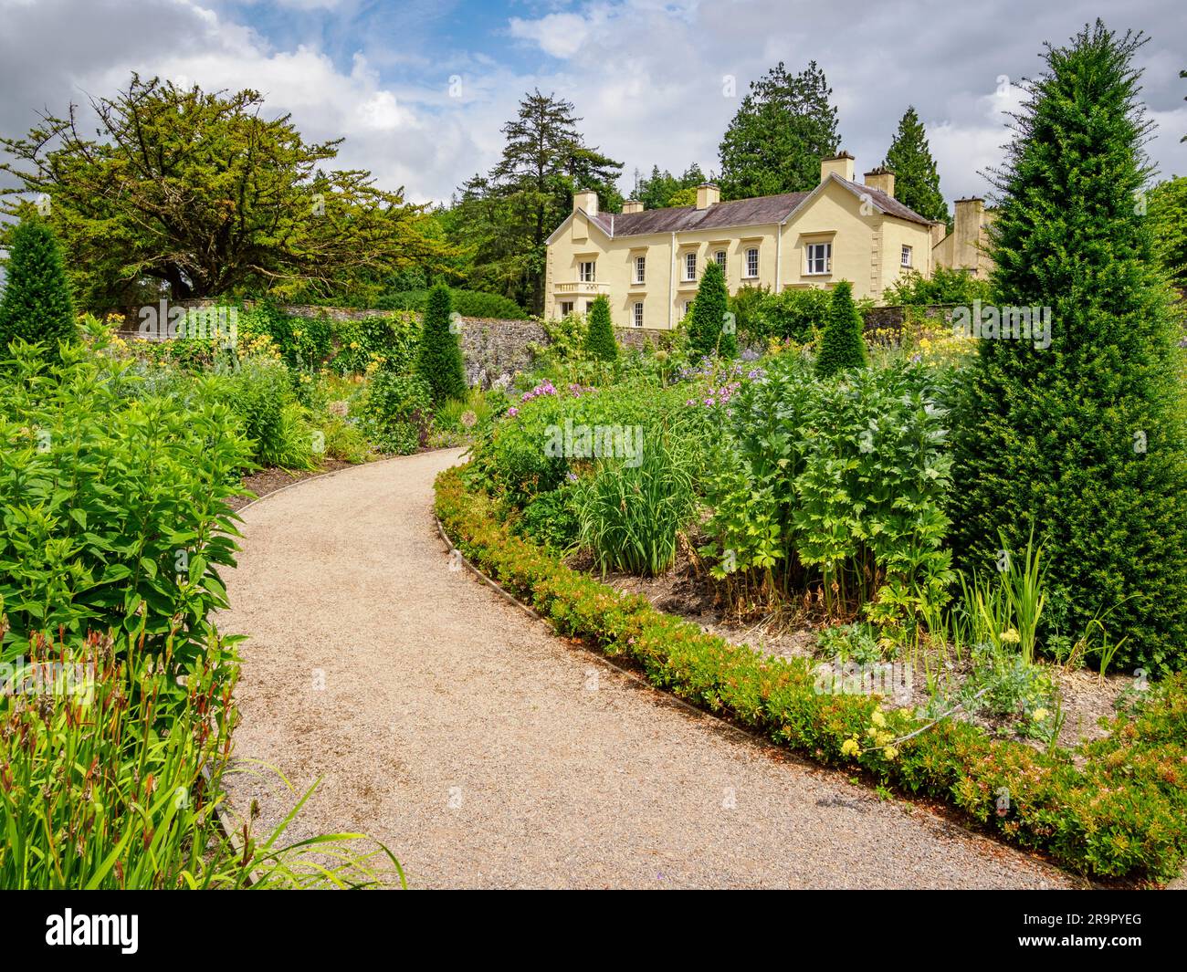 Casa padronale e confini erbacei ad Aberglasney Gardens nel Galles del Sud, Regno Unito Foto Stock